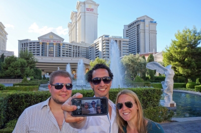 Touristen vor dem Caesars Palace Las Vegas (Alexander Mirschel)  Copyright 
License Information available under 'Proof of Image Sources'